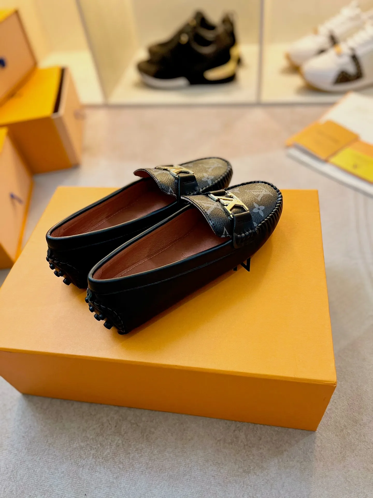 p460💰Couple model❤️🇫🇷 𝙇𝙤𝙪𝙞𝙨 𝙑𝙪𝙞𝙩𝙩𝙤𝙣 🇫🇷Louis Vuitton 2023 Classic𝓛𝓿 𝓣𝓻𝓪𝓲𝓷𝓮𝓻 Sports Series ➪➪➪¯ [Arizona Doudou Shoes Series] ▪️▪️▪️Arizona slip-on shoes are made of Monogram Eclipse canvas. Its hand-painted and dyed edges and hand-sewn uppers fully demonstrate Louis Vuitton's traditional shoemaking craftsmanship. This slip-on shoe is very lightweight. The integrated tongue and upper make it particularly comfortable and flexible. The soft outsole is equipped with rubber padding. Decorated with matching sash. Detailed features: ☑️Monogram Eclipse canvas ☑️Black Eclipse pattern ☑️Hand-painted shoe edges ☑️Hand-sewn uppers (each pair takes time to process) ☑️Integrated tongue and upper construction ☑️Outsole equipped with rubber lining ☑️size: 35_46